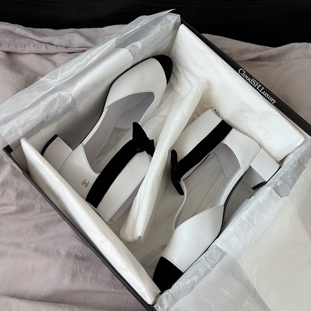 Auth Chanel White/ Black Leather Velvet Bow Pumps -Size.37.5  (PreLoved) - Picture 14 of 15